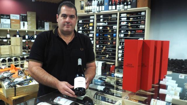 Zigor Odriozola, en el establecimiento de Odriozola Ardoak de Azkoitia, con una botella de 'Hariak' la marca que producen desde hace dos años en Lapuebla de Labarca.