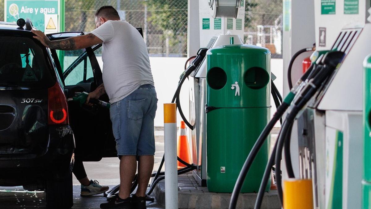 Una persona reposta en una gasolinera.