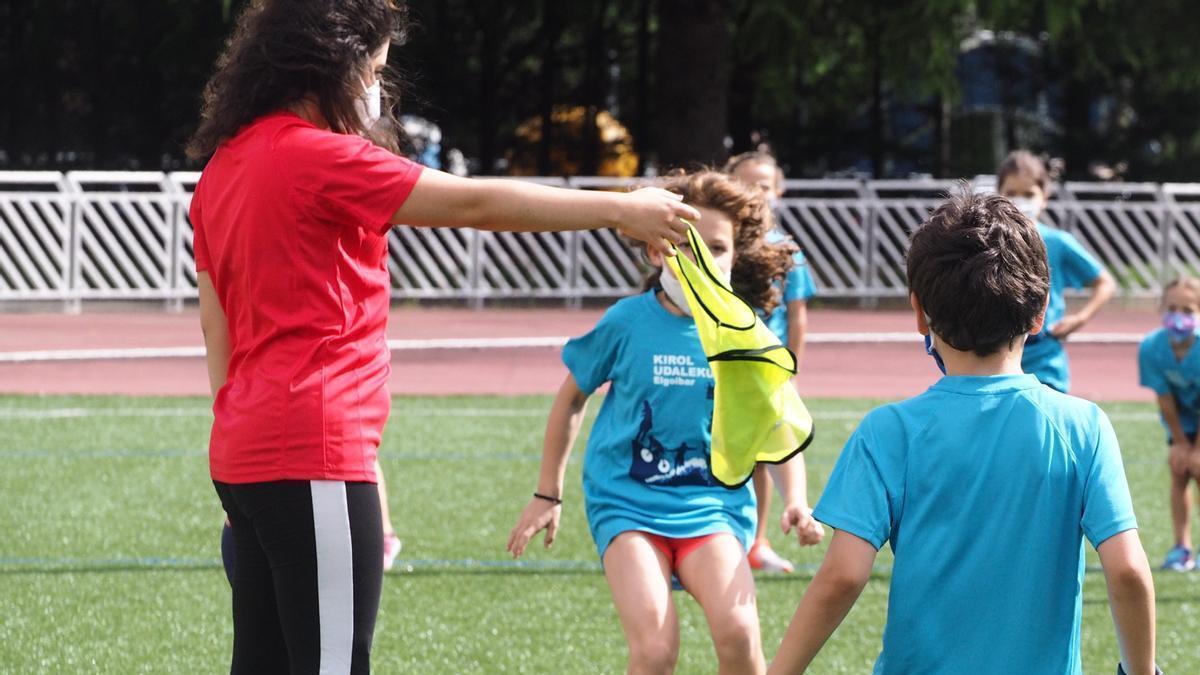 Niños participando en un programa de multidepotores durante la temporada de verano.