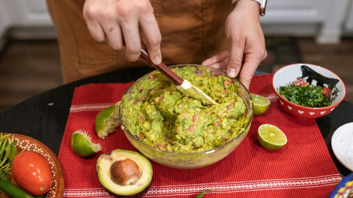 Una crema de aguacate es perfecta como base para una tapa sabrosa.