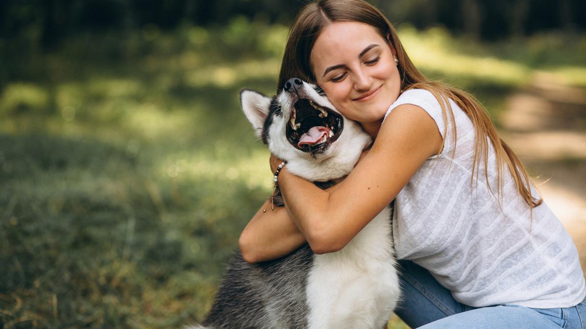 Aunque a los humanos nos gusten, los perros no reciben siempre bien los abrazos.