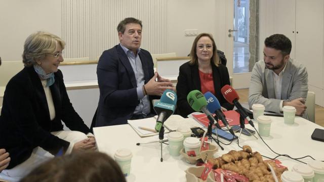 Pau Blasi, a la derecha, en el acto liderado por los socialistas de Gómez Besteiro en defensa de las lenguas cooficiales