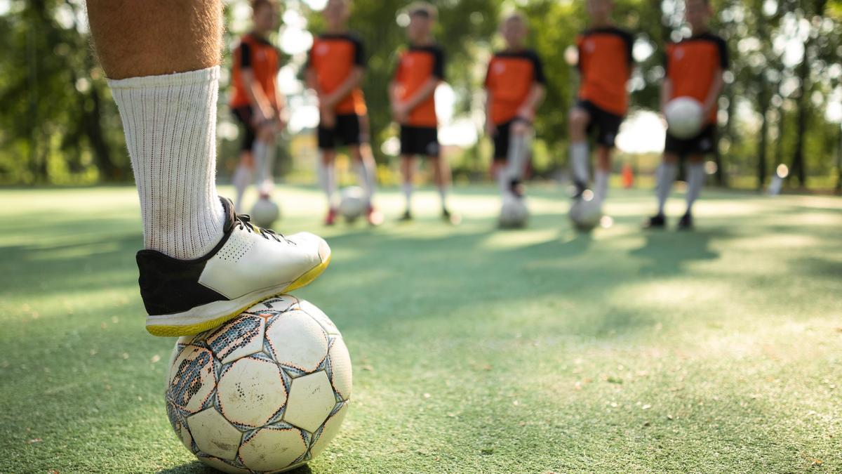 Imagen de archivo de un entrenamiento de fútbol con menores.