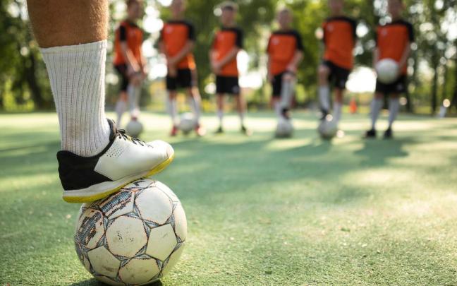 Imagen de archivo de un entrenamiento de fútbol con menores.