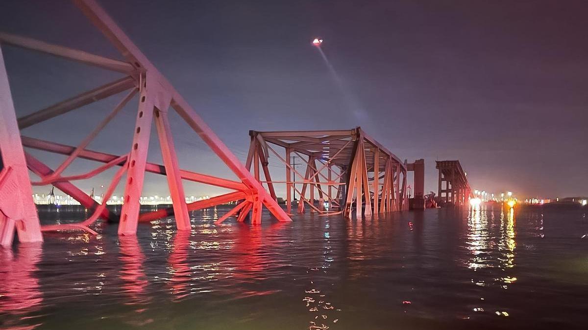 Los restos del puente Francis Scott Key de Baltimore, en el río.