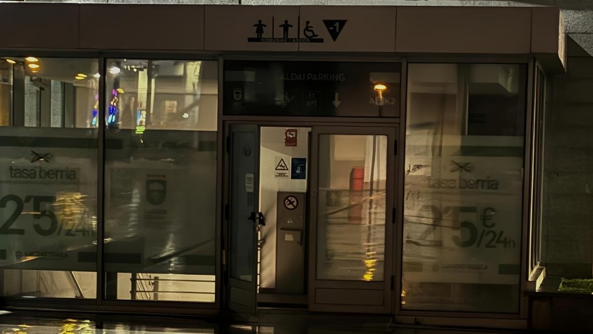 Imagen nocturna del acceso al Parking Aldai en Laudio