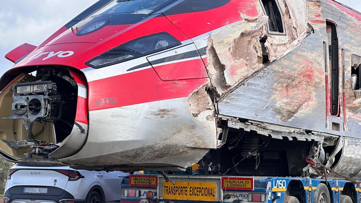 Uno de los vagones del Iryo accidentado en Adamuz es transportado por una grúa
