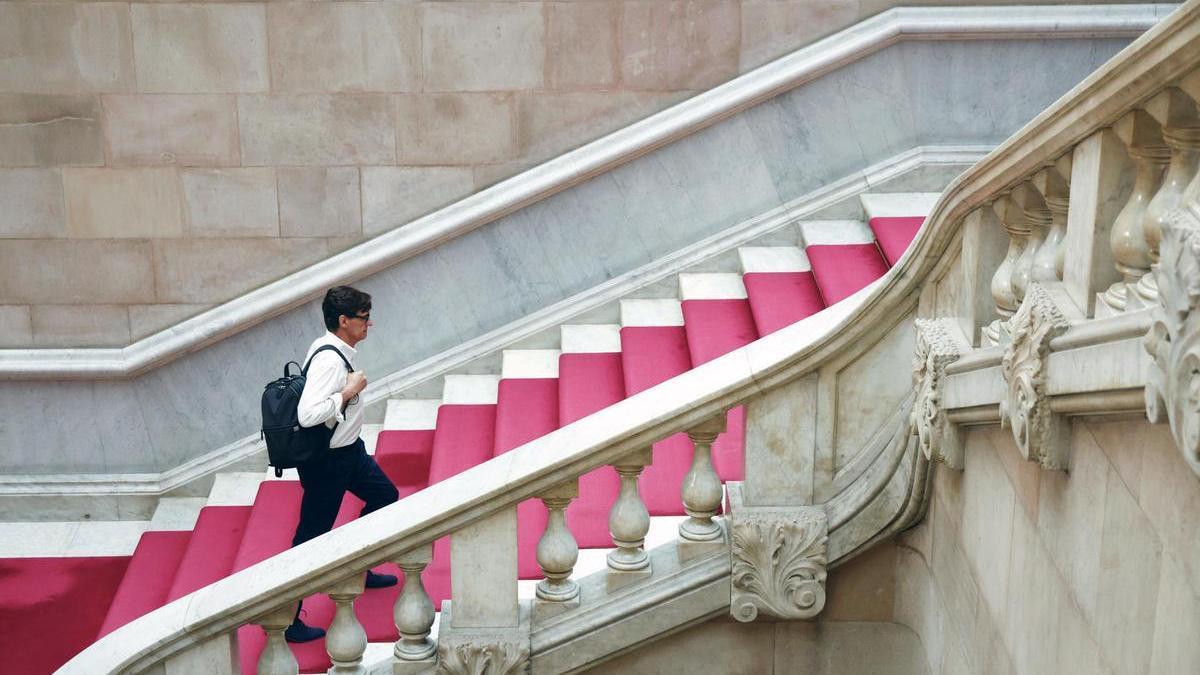 El líder del PSC, Salvador Illa, se dirige a su despacho en el Parlament catalán.