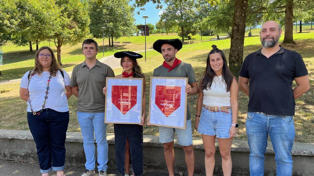 La txupinera y el pregonero de Galdakao han recibido este martes sus respectivas txapelas y pañuelos festivos