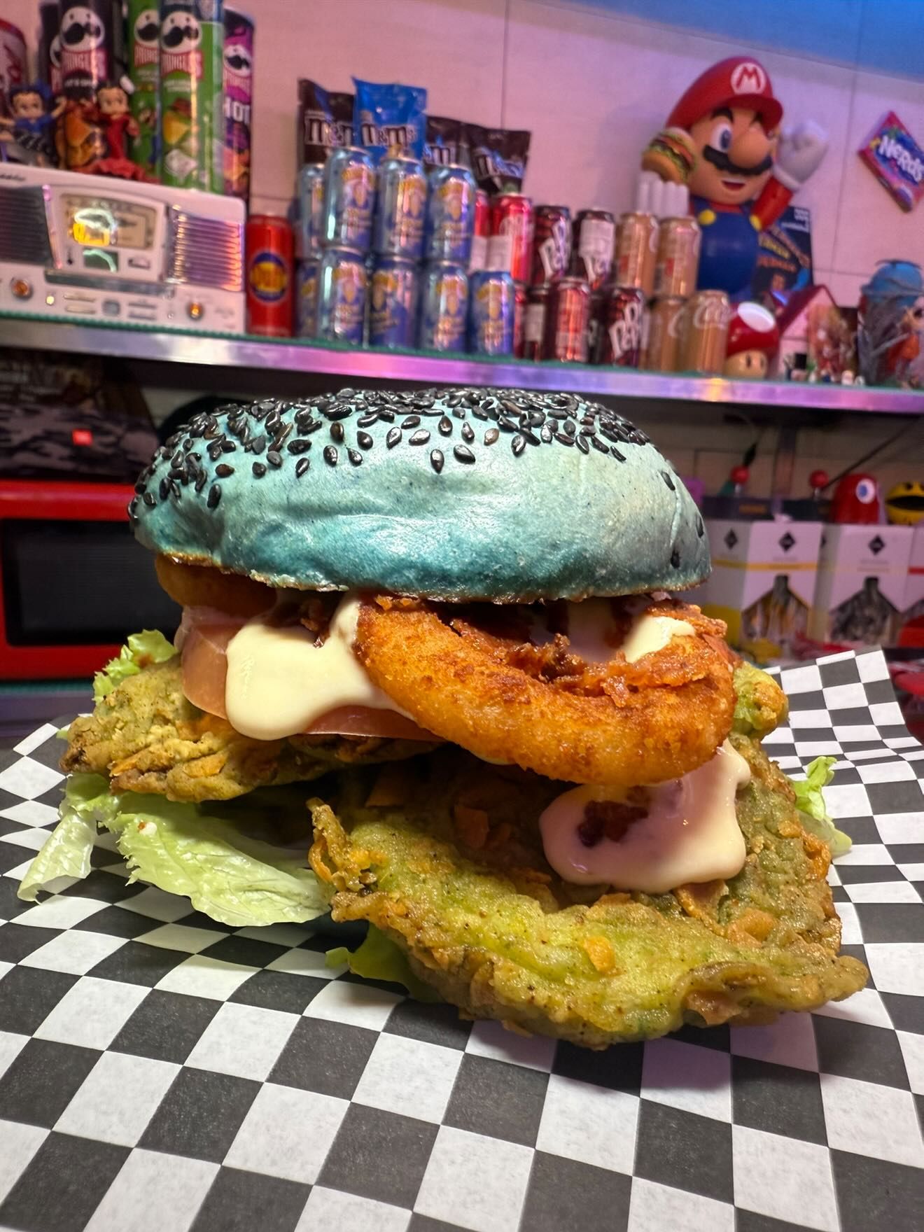 Esta 'burger' es la especial de este mes, 'Chicken blue heat', con pollo crujiente empanado con Takis Blue Heat.