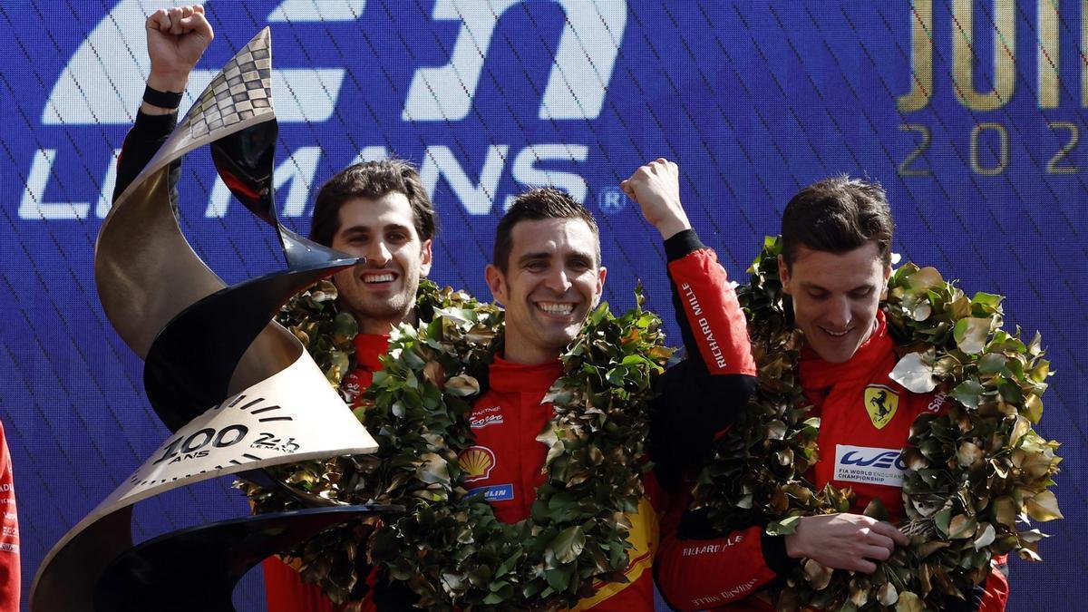 Los pilotos de Ferrari Antonio Giovinazzi, Alessandro Guidi y James Palado tras ganar el centenario de Le Mans.