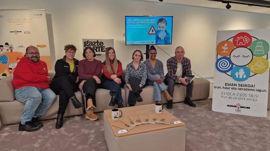 Sandra Caballero, delegada de Juventud, junto a representantes de diversas entidades, esta mañana durante la presentación del programa.