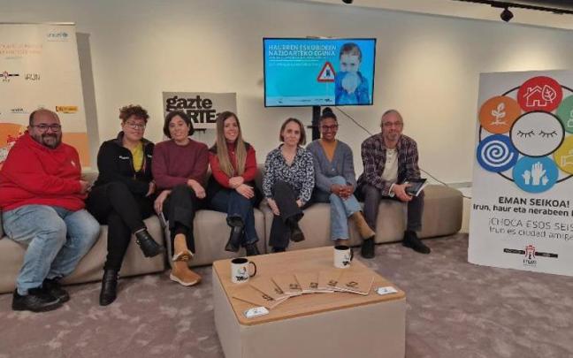 Sandra Caballero, delegada de Juventud, junto a representantes de diversas entidades, esta mañana durante la presentación del programa.