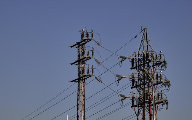 Vista de una torre de alta tensión