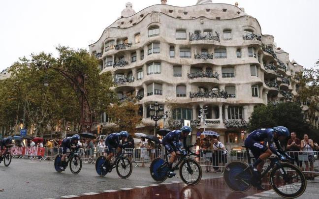 Los corredores del Team DSM-Firmenich pasan por delante de la Pedrera durante la primera etapa de La Vuelta a España Los corredores del Team DSM-Firmenich pasan por delante de la Pedrera durante la primera etapa de La Vuelta a España