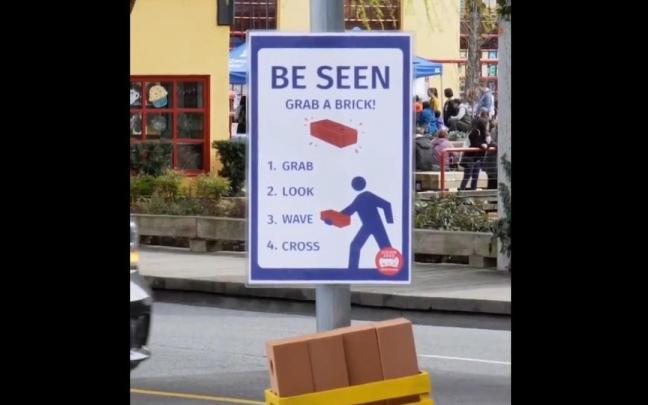 El dispensador de ladrillos, junto a un paso de cebra. / Vision Zero El dispensador de ladrillos, junto a un paso de cebra.