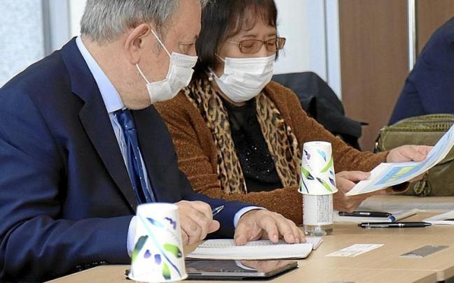 El consejero Azpiazu junto a una directiva de los fondos japoneses, ayer, en Tokio. | FOTO: IREKIA