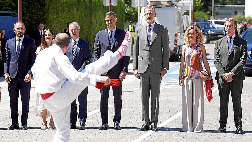 Urkullu, Sánchez y el rey Felipe VI, junto con Batet –expresidenta del Congreso– y el líder del PP, Alberto Núñez Feijóo. | FOTO: H. BILBAO