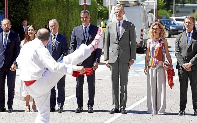 Urkullu, Sánchez y el rey Felipe VI, junto con Batet –expresidenta del Congreso– y el líder del PP, Alberto Núñez Feijóo. | FOTO: H. BILBAO