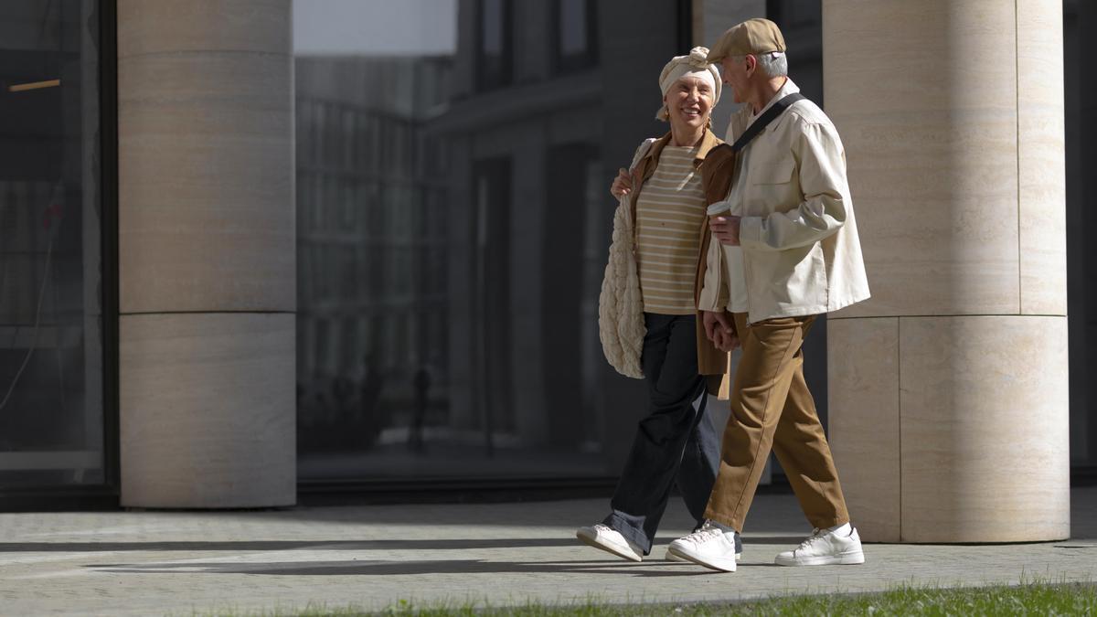Personas mayores paseando
