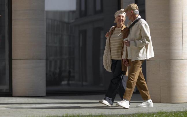 Personas mayores paseando