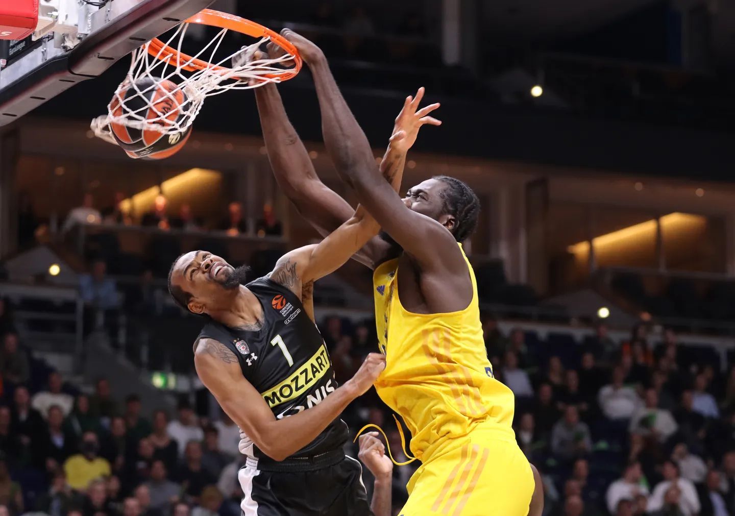 Koumadje machaca el aro por encima de Punter