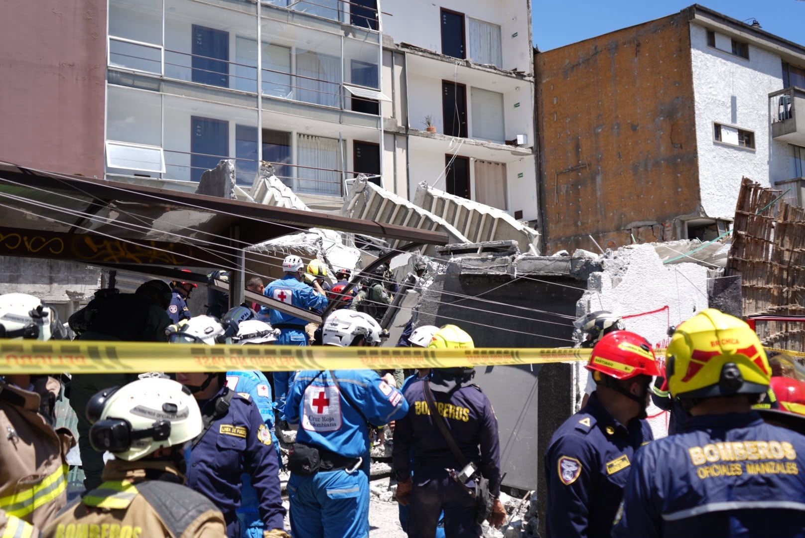 Los equipos de rescate llegan a Manizales tras el terremoto de magnitud 7,4.