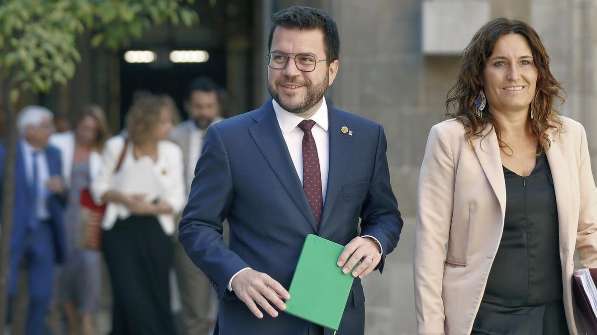 Pere Aragonès con la consellera de Presidencia, Laura Vilagrà, a su llegada a la reunión del Govern.