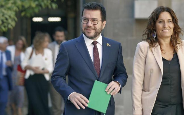 Pere Aragonès con la consellera de Presidencia, Laura Vilagrà, a su llegada a la reunión del Govern. Pere Aragonès con la consellera de Presidencia, Laura Vilagrà, a su llegada a la reunión del Govern.