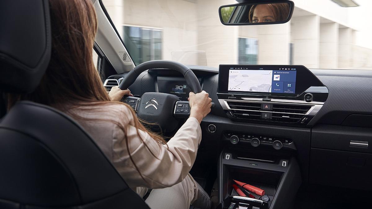 Puesto de mandos ergonómico y digitalizado del nuevo C4 X.