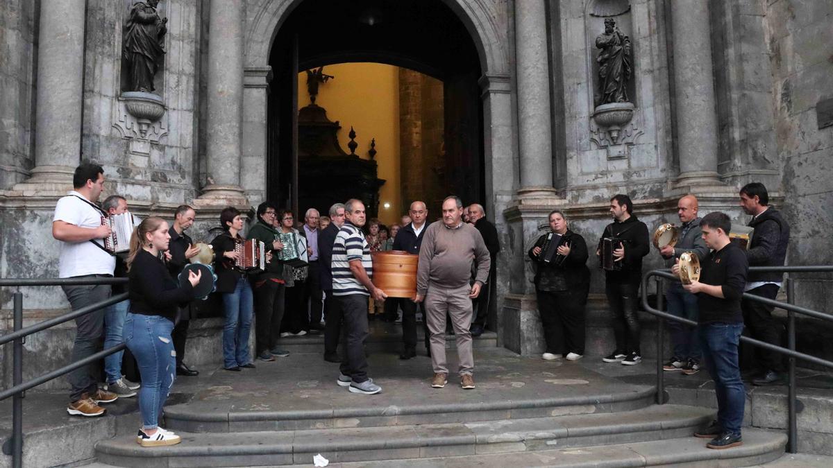 Errota'ren agurrean, trikitiaren soinua presente egon zen.