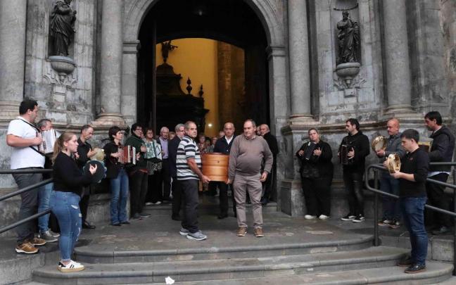 Errota'ren agurrean, trikitiaren soinua presente egon zen.