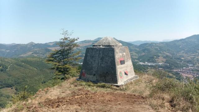 La base que la sustentaba es el único vestigo de la cruz de Morkaiko.
