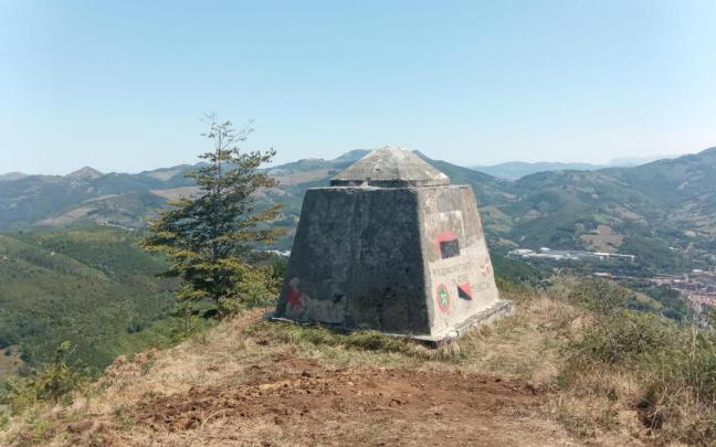 La base que la sustentaba es el único vestigo de la cruz de Morkaiko.