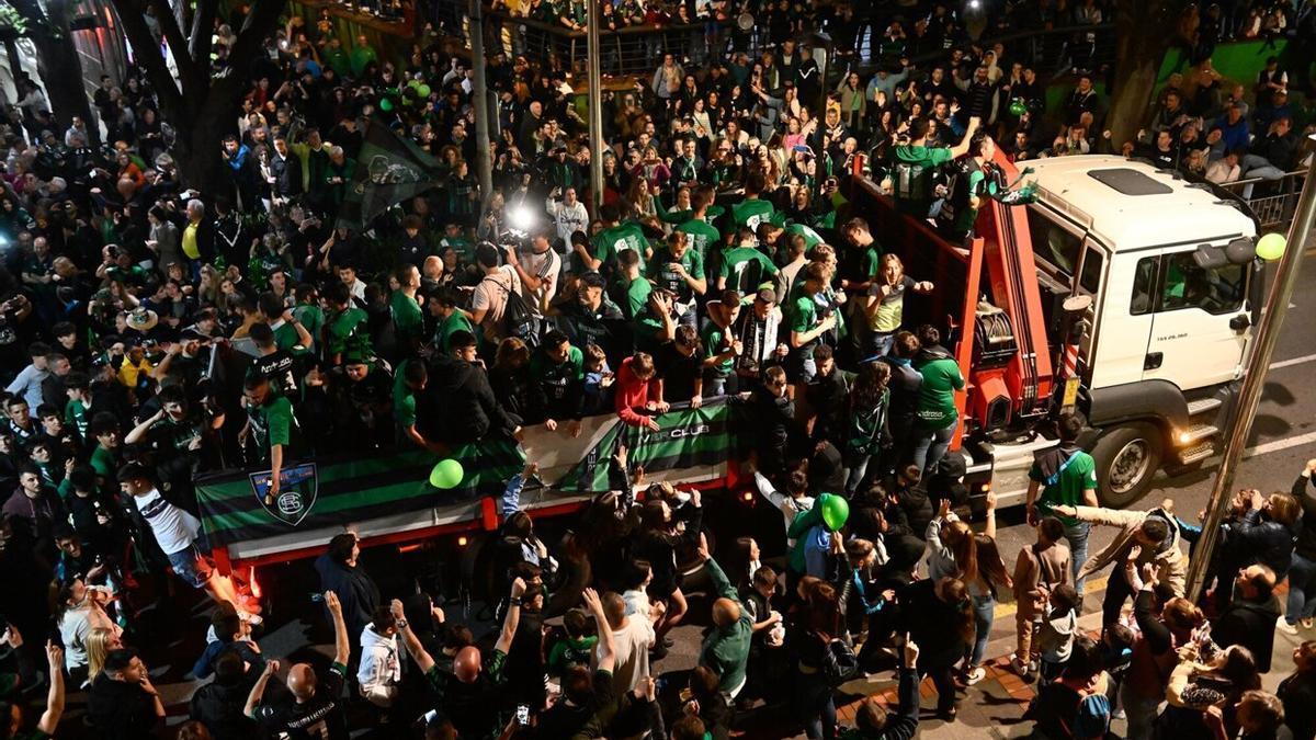 Momento de la celebración por el ascenso del Sestao River en las acalles de la localidad