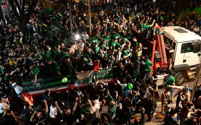 Momento de la celebración por el ascenso del Sestao River en las acalles de la localidad