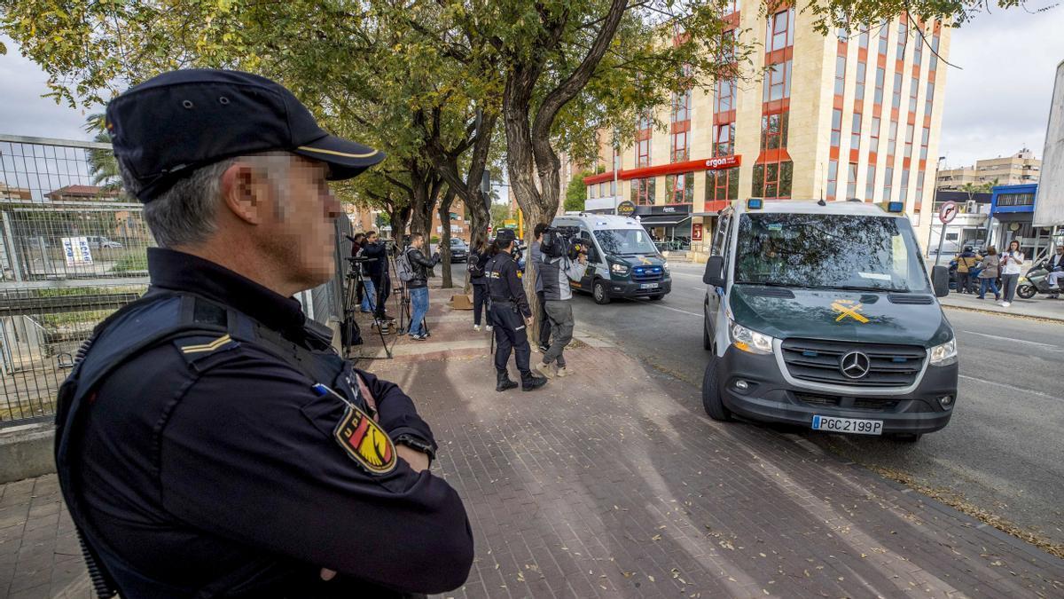 Dispositivo policial ante juzgado de violencia sobre la mujer número 2 de Murcia ante la llegada del detenido.