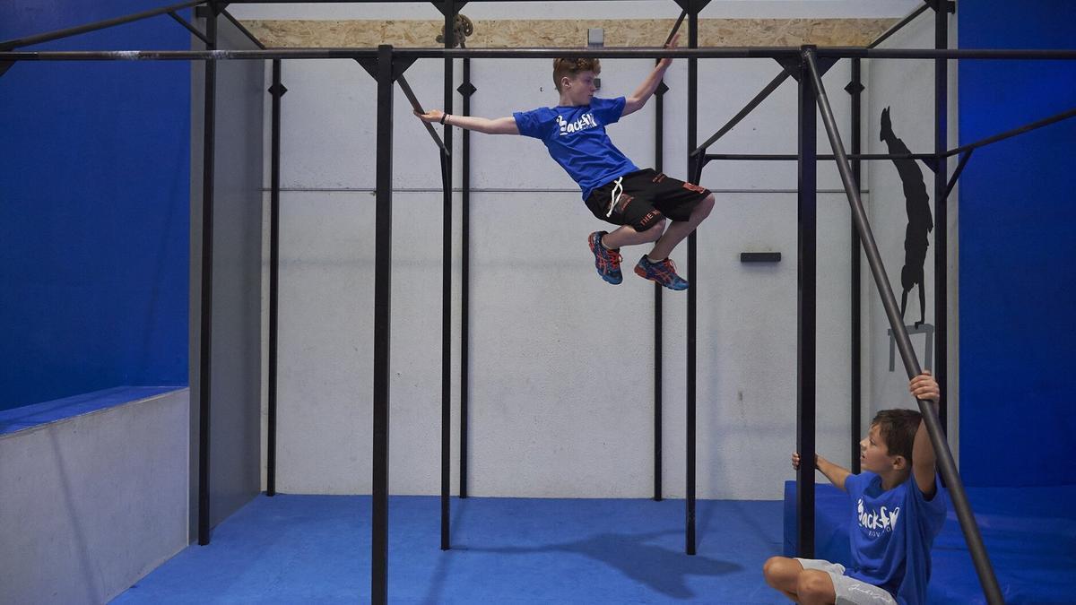 Exhibición de parkour en Blackflip Navarra.