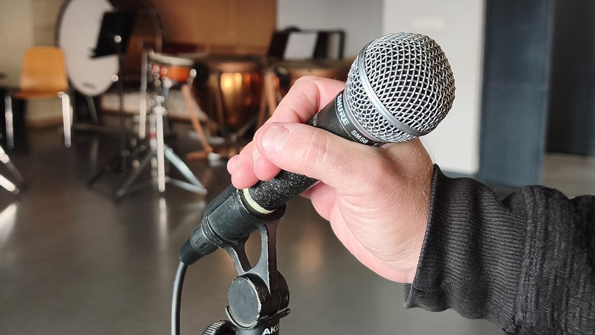 Un micrófono en un aula de ensayo.