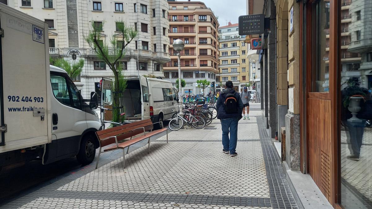 Banco repuesto en la calle Peña y Goñi de Gros.