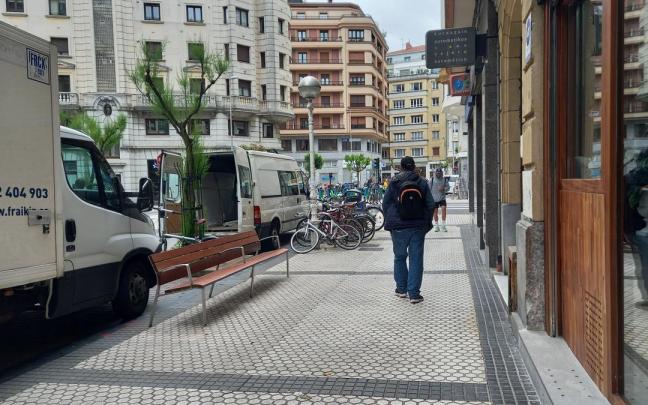 Banco repuesto en la calle Peña y Goñi de Gros.