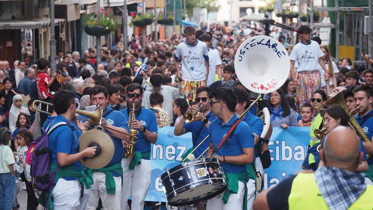 “Tantanez tantan”, fiesta en apoyo al euskera recorriendo las calles de Eibar.