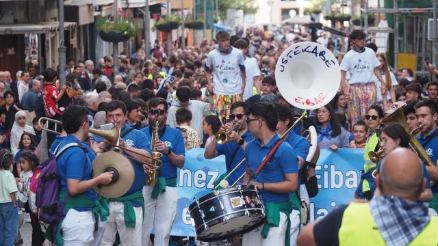 “Tantanez tantan”, fiesta en apoyo al euskera recorriendo las calles de Eibar.