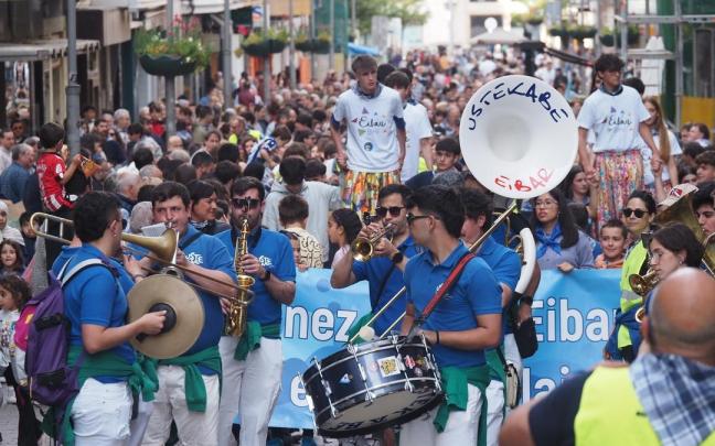 “Tantanez tantan”, fiesta en apoyo al euskera recorriendo las calles de Eibar.