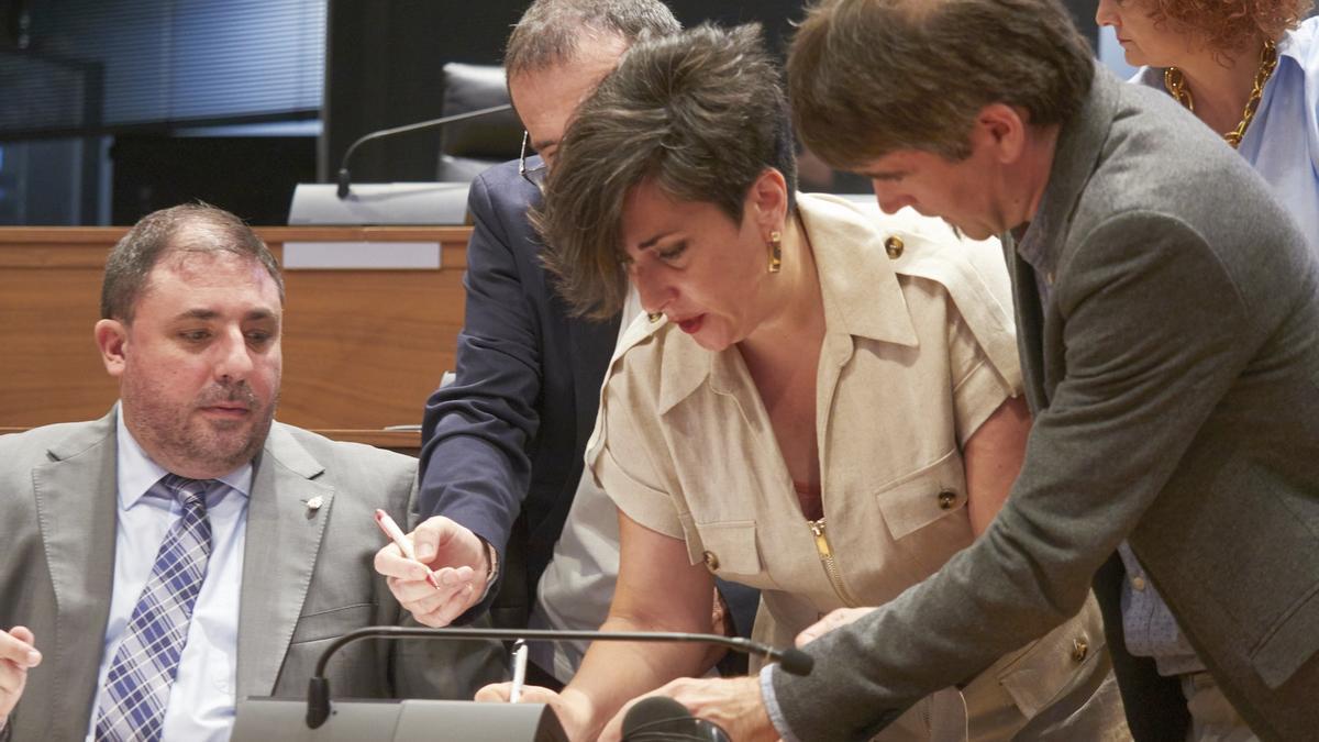 María Solana, en el centro, junto a parlamentarios de Geroa Bai.