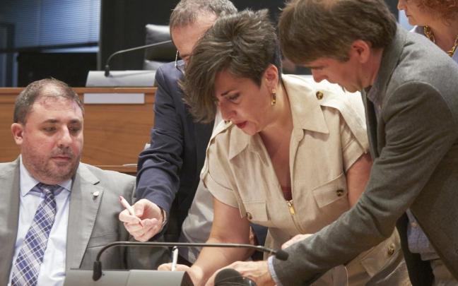 María Solana, en el centro, junto a parlamentarios de Geroa Bai.