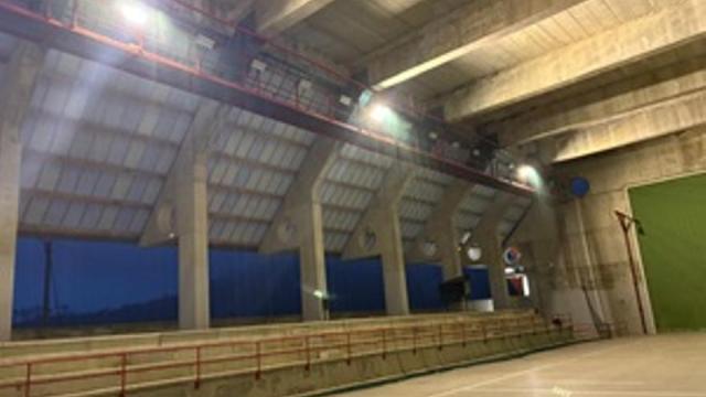 Con el nuevo interruptor gratuito que permite encender parte de la iluminación del frontón.