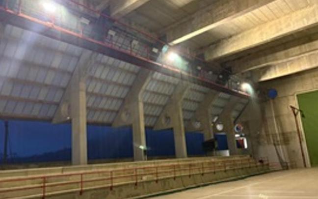 Con el nuevo interruptor gratuito que permite encender parte de la iluminación del frontón.