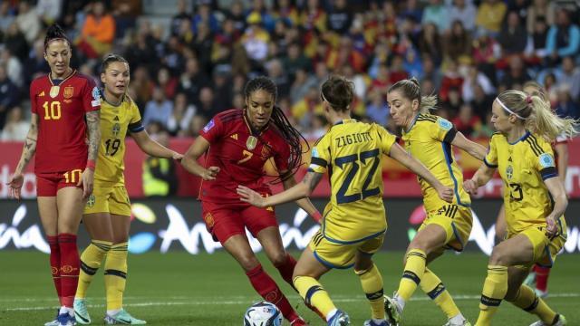 Salma Paralluelo (c-i) disputa el balón ante Julia Zigotti-Olme (c-d). Salma Paralluelo (c-i) disputa el balón ante Julia Zigotti-Olme (c-d).