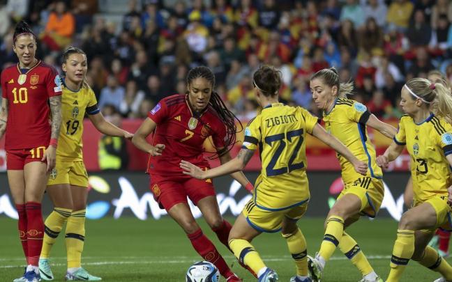 Salma Paralluelo (c-i) disputa el balón ante Julia Zigotti-Olme (c-d).